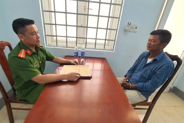 Bắt đối tượng ném ly thủy tinh gây trọng thương bạn nhậu rồi bỏ trốn sang Campuchia- Ảnh 1.