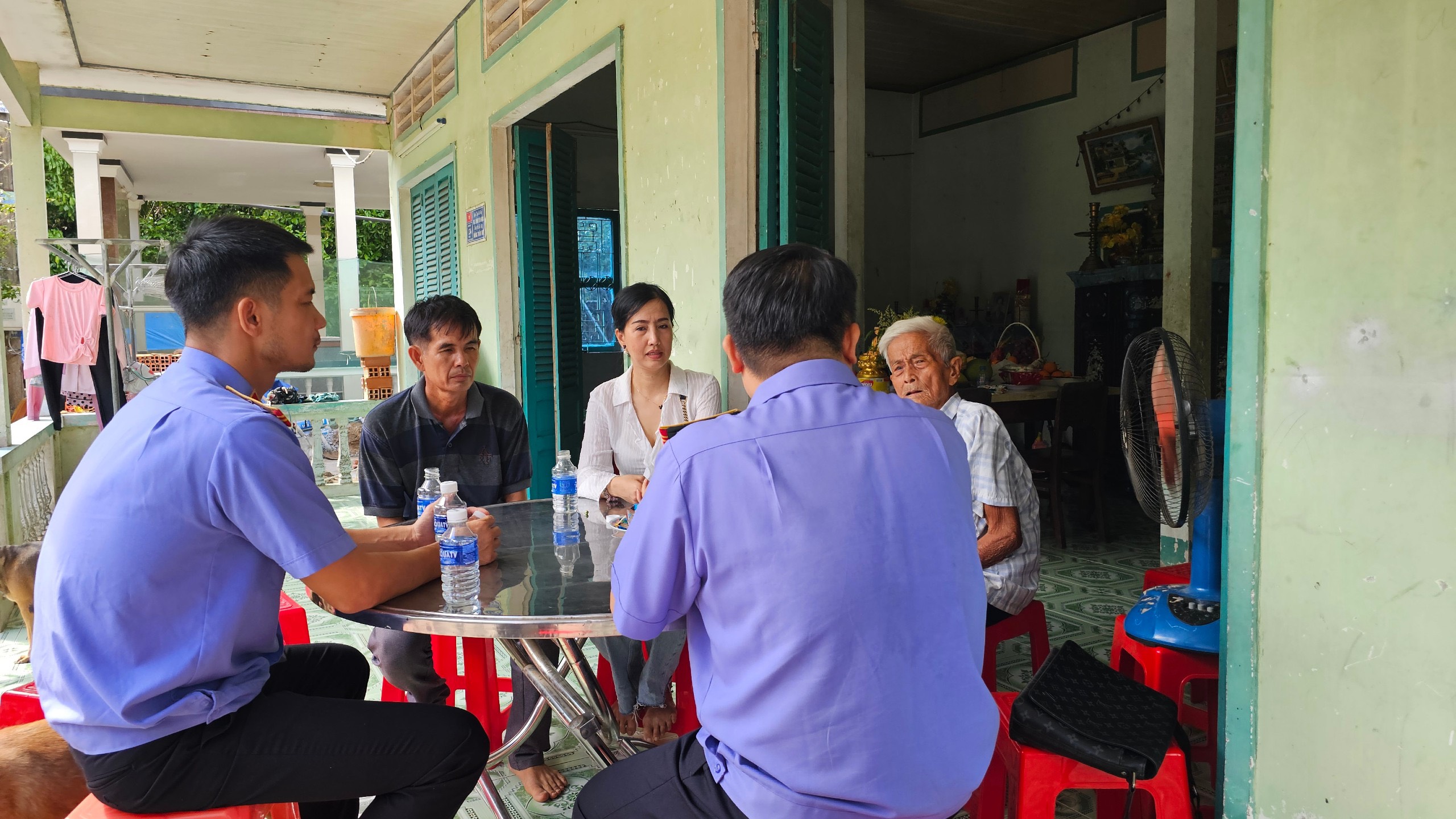Tài xế trong vụ nổ súng ở Vĩnh Long bị liệt nửa người- Ảnh 3. Tài xế trong vụ nổ súng ở Vĩnh Long bị liệt nửa người- Ảnh 3.
