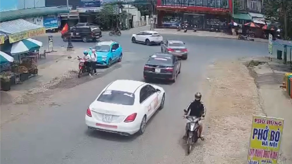 Đoàn xe Canavan rời ngã ba Bồng Lai hướng về thị trấn Liên Nghĩa. Ảnh: Cắt từ clip Ảnh màn hình 2025-05-04 lúc 07.34.45.png