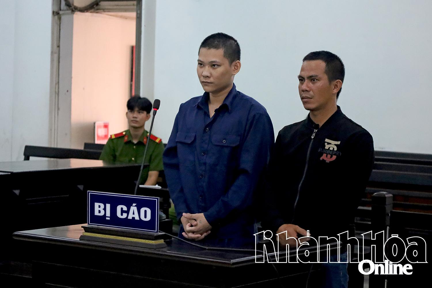 2 bị cáo tại tòa.