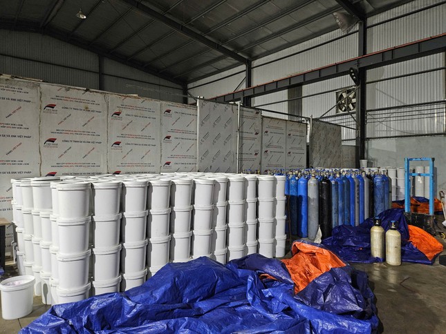 Bên trong xưởng sản xuất khí cười 'khủng' bị triệt phá ảnh 5