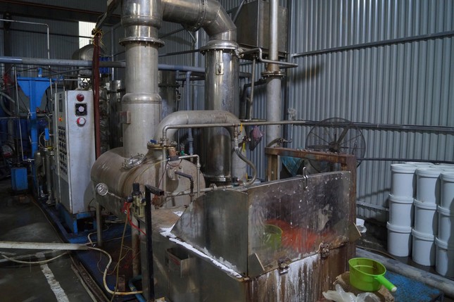 Bên trong xưởng sản xuất khí cười 'khủng' bị triệt phá ảnh 4