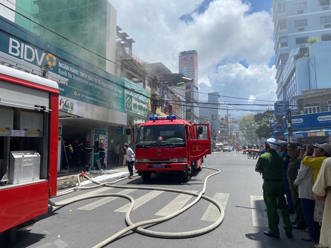 Cháy phòng giao dịch ngân hàng ở Nha Trang ảnh 1