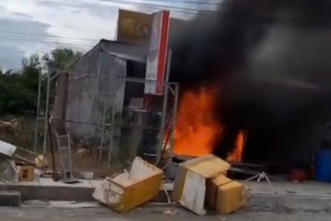 Cháy lớn kho chứa bia, nước ngọt ảnh 1