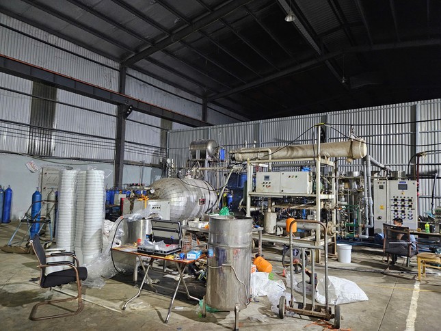 Bên trong xưởng sản xuất khí cười 'khủng' bị triệt phá ảnh 1