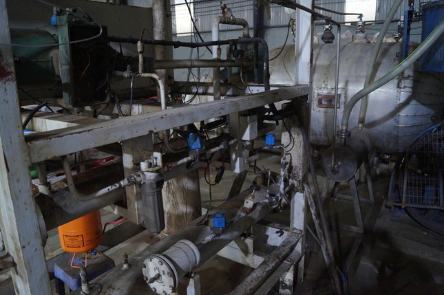 Bên trong xưởng sản xuất khí cười 'khủng' bị triệt phá ảnh 2