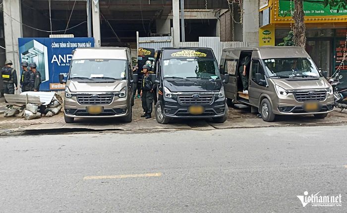 Các xe ô tô 16 chỗ đưa cán bộ, chiến sĩ đến hiện trường. Ảnh: Trần Nghị