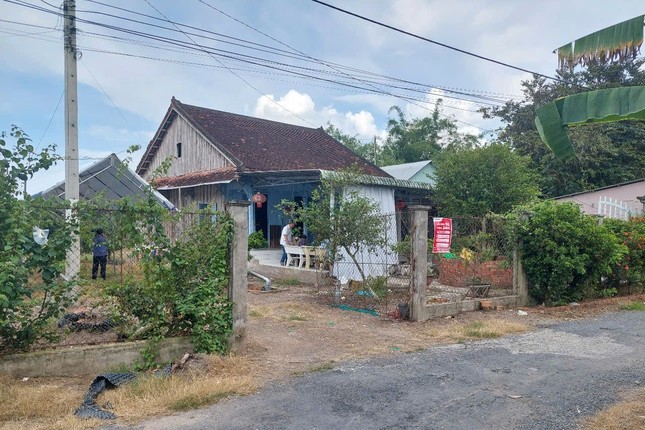 Bắt nữ nghi phạm giết người tình hơn 16 tuổi ngay trên giường ảnh 1