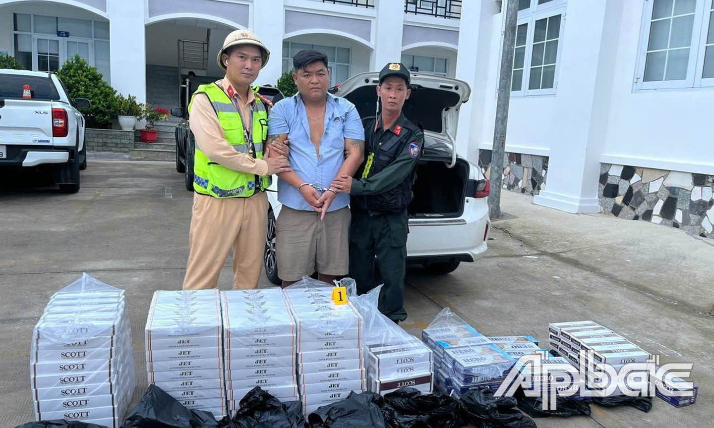 Lực lượng CSGT cao tốc bắt giữ đối tượng buôn thuốc lá lậu.