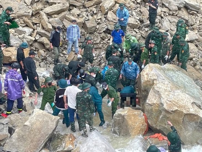 Lực lượng chức năng đã tìm thấy các thi thể bị vùi lấp do sạt lở đất tại công trình thuỷ điện