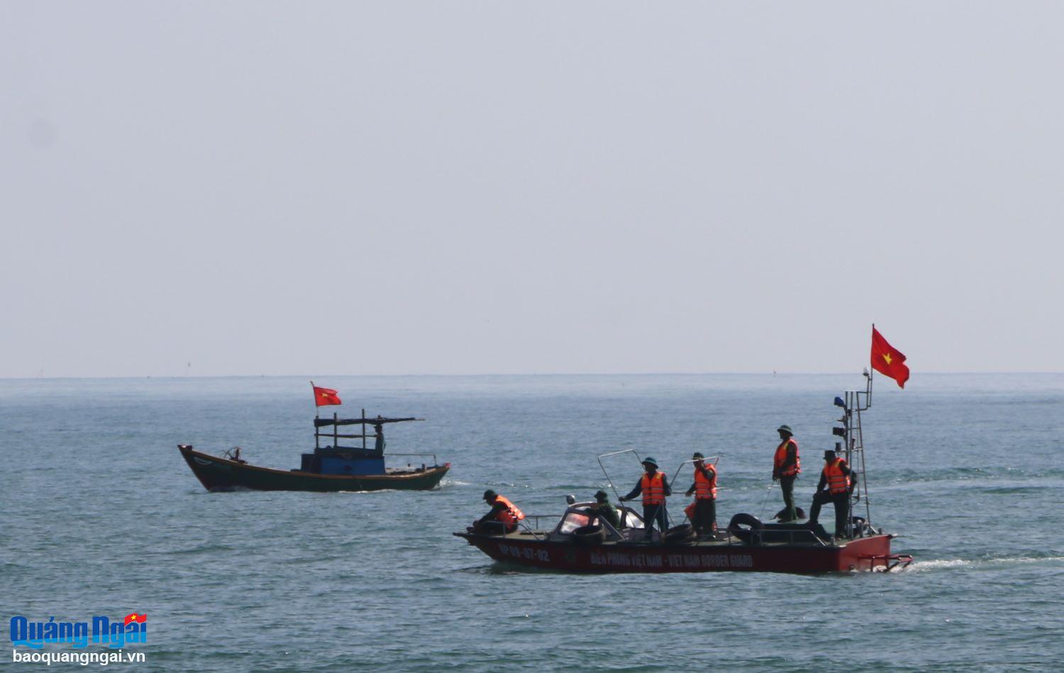 Lực lượng cứu hộ cùng ngư dân địa phương phối hợp tìm kiếm các nạn nhân.