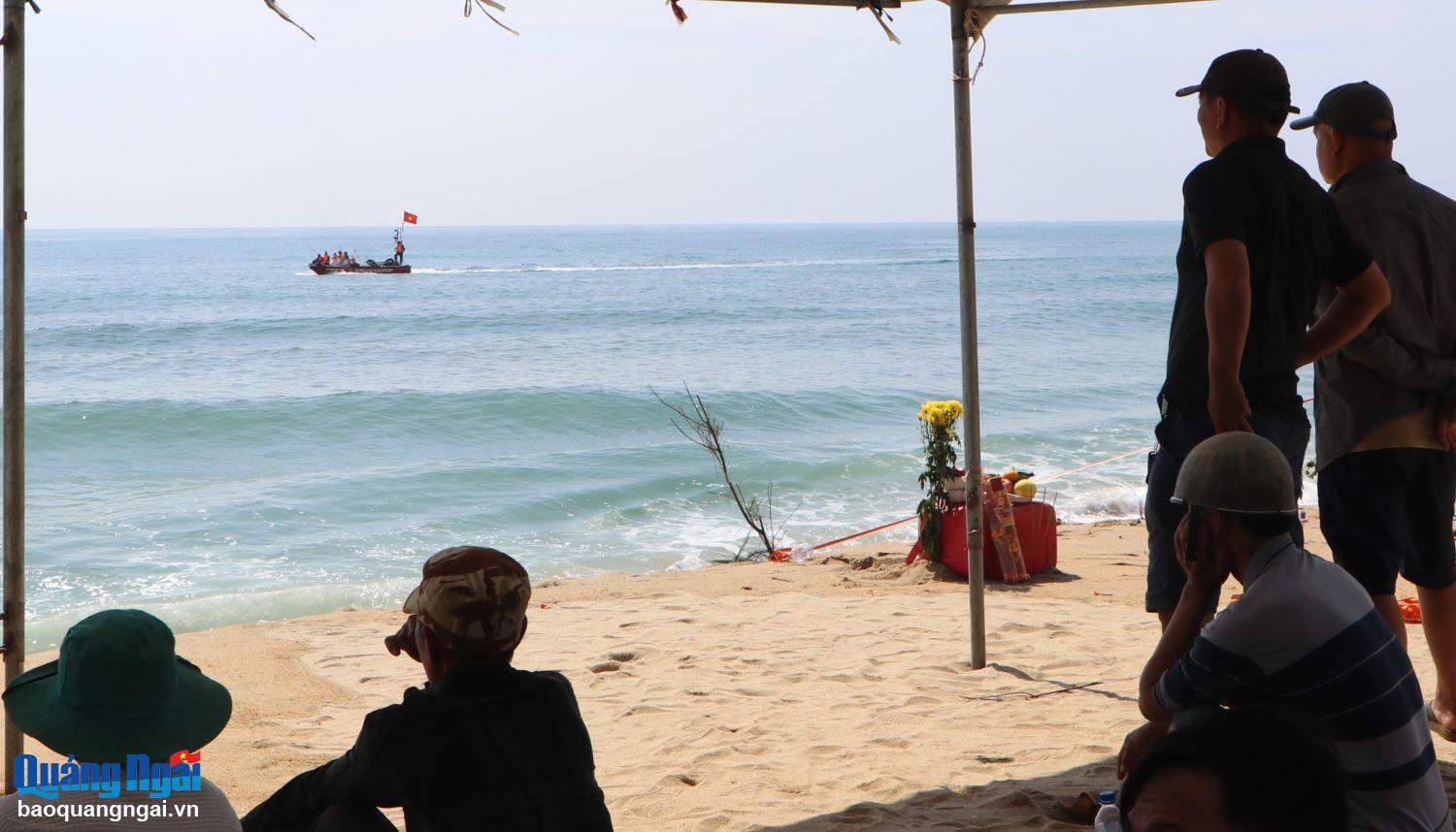 Người thân gia đình các nạn nhân mong ngóng, chờ đợi thông tin từ lực lượng cứu hộ.