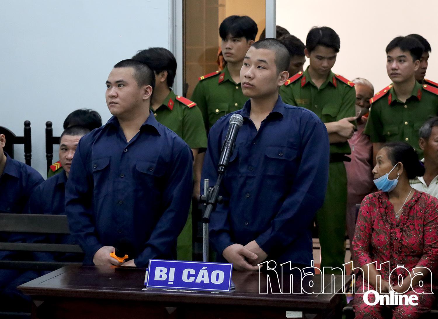 Hai bị cáo tại điểm cầu Tòa án nhân dân tỉnh Khánh Hòa.