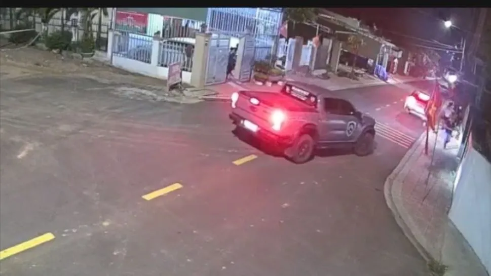 Ô tô bán tải lấy đà để lao lên vỉa hè tông người dân. Ảnh chụp màn hình ô tô bán tải.jpg