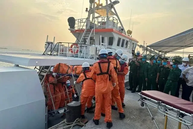 Lực lượng chức năng tổ chức cứu hộ, tìm được 4 thi thể nhưng không có trong danh sách khai báo khi rời cảng. quang-ngai-don-doc-truc-vot-sa-lan-chim-o-ly-son-lam-9-nguoi-chet-va-mat-tich-1.jpg