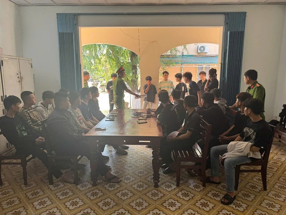 Nhóm thanh niên mang hung khí đuổi đánh nhau trên đường phố. Quảng Ngãi: Khởi tố 31 thanh niên gây rối trật tự công cộng