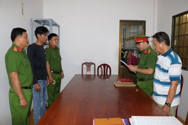 Tự xưng đại ca xã đảo để thu phí 'bảo kê' của thương lái mua tôm ảnh 1