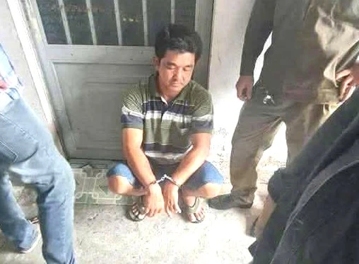 Nghi phạm Nguyễn Hoàng Triều bị lực lượng chức năng bắt giữ khi đang lẩn trốn tại một nhà trọ ở TP Mỹ Tho. Ảnh: CTV Nghi phạm sát hại nữ chủ quán cà phê ở Tiền Giang khai gì?