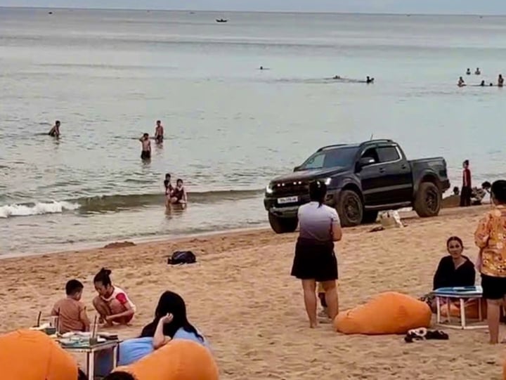 Xe bán tải phóng trên bờ biển TP Tuy Hòa, Phú Yên. (Ảnh cắt từ clip)