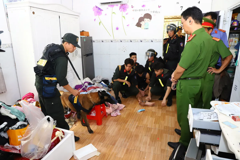 Đại tá Bùi Đức An, Phó giám đốc Công an tỉnh Sóc Trăng (bên phải) trực tiếp chỉ đạo phá án. Ảnh: Thanh Niên