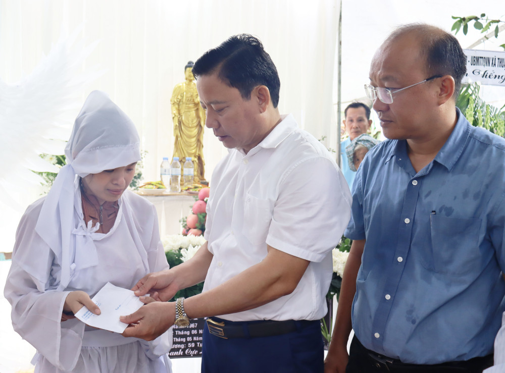 Thăm gia đình có người tử vong trong vụ sập hàng rào tại huyện Cần Giuộc