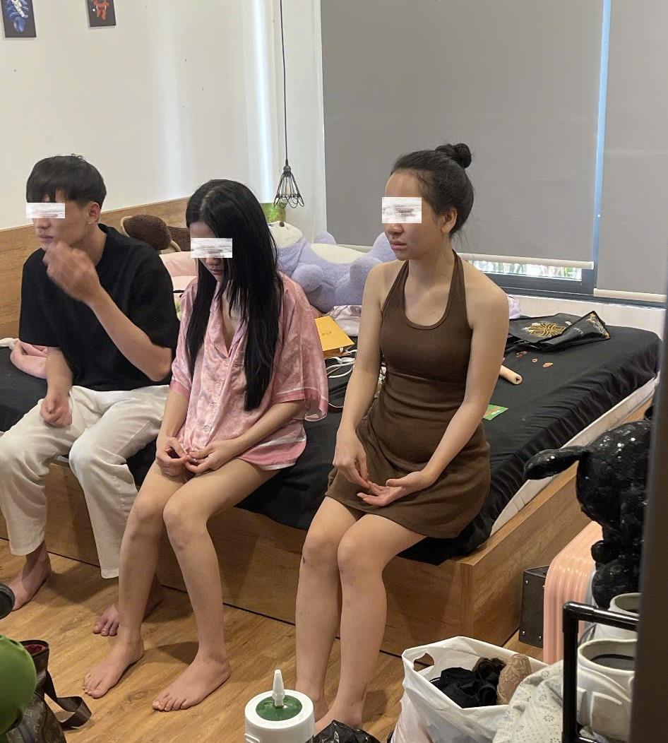 Các “con nghiện” bị bắt quả tang.