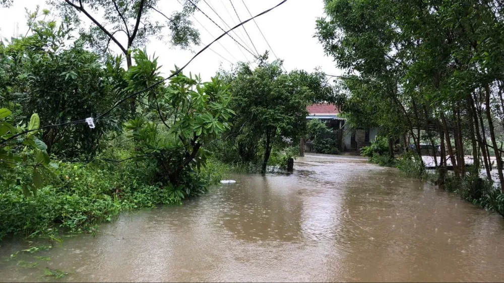 Đi giúp con chống lũ, một người đàn ông bị điện giật tử vong.