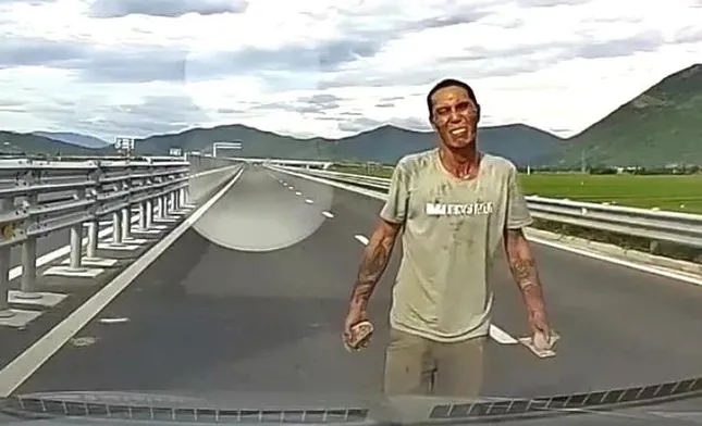 Người đàn ông cầm đá, chặn đầu xe trên cao tốc Vân Phong - Nha Trang: Ảnh cắt từ clip.