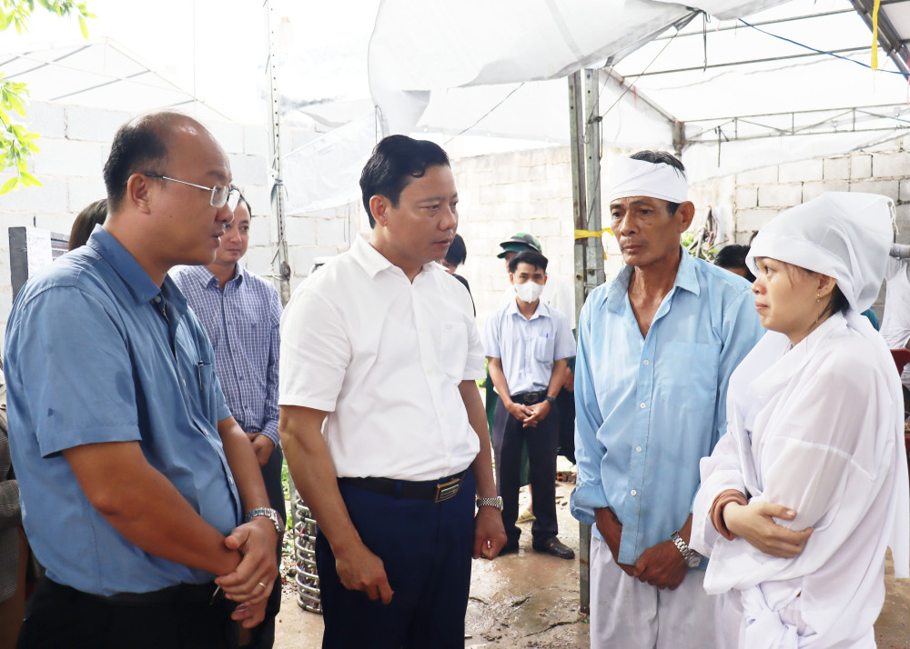 Thăm gia đình có người tử vong trong vụ sập hàng rào tại huyện Cần Giuộc