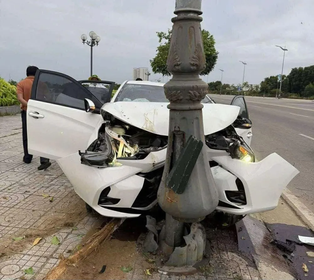 Hiện trường vụ tai nạn. 3 người trọng thương do ô tô tông vào trụ đèn ở Quảng Ngãi
