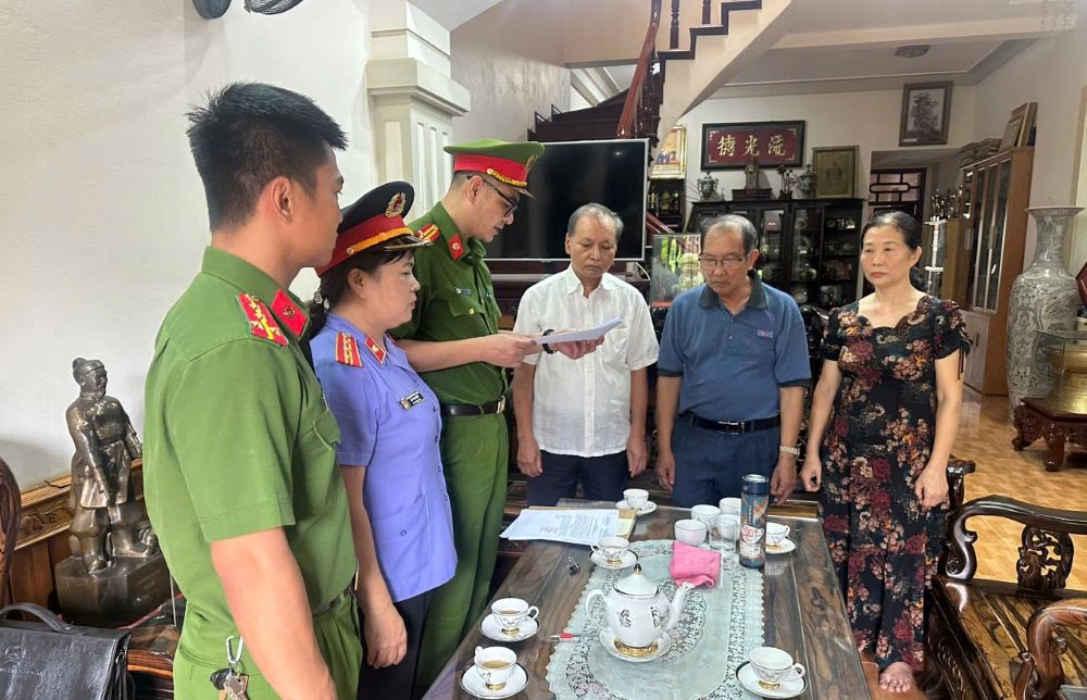 Công an tỉnh Thanh Hóa thi hành Lệnh khám xét nơi ở của cựu Phó Chủ tịch UBND tỉnh Thanh Hóa Nguyễn Đức Quyền. Ảnh: Viện Kiểm sát Nhân dân tỉnh Thanh Hóa.