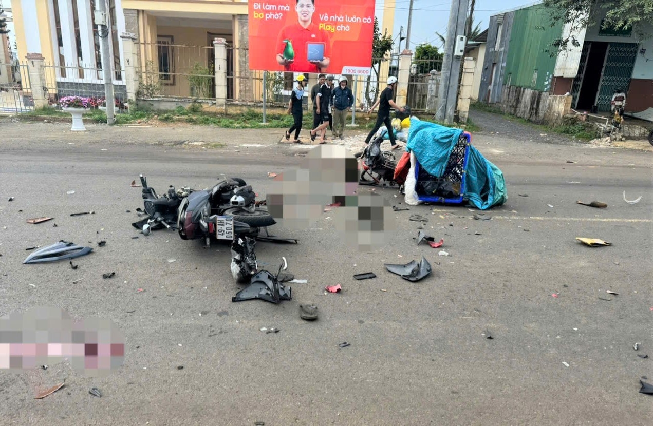 Hiện trường vụ va chạm giữa 2 xe máy khiến 2 người thương vong