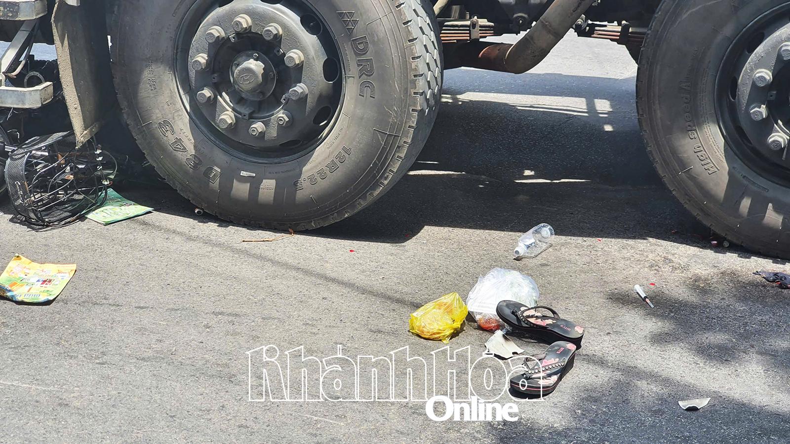 Người phụ nữa trên đường mua cơm hộp về nhà thị bị tai nạn