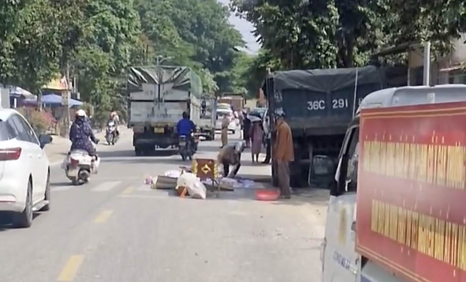 Thanh Hóa: Người phụ nữ tử vong thương tâm dưới gầm xe tải- Ảnh 1. Thanh Hóa: Người phụ nữ tử vong thương tâm dưới gầm xe tải- Ảnh 1.