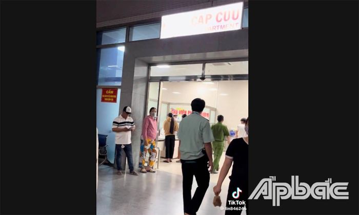 Ảnh được cắt từ clip người phụ nữ quay tại sảnh cấp cứu Bệnh viện Đa khoa tỉnh Tiền Giang.