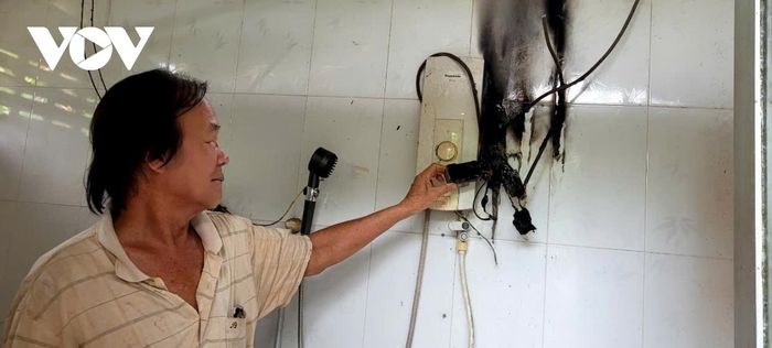 Ông Nguyễn Minh Quang, người dân ấp Lương Phú B, xã Lương Hòa Lạc là người đầu tiên phát hiện sự cố làm cháy thiết bị sử dụng điện trong gia đình