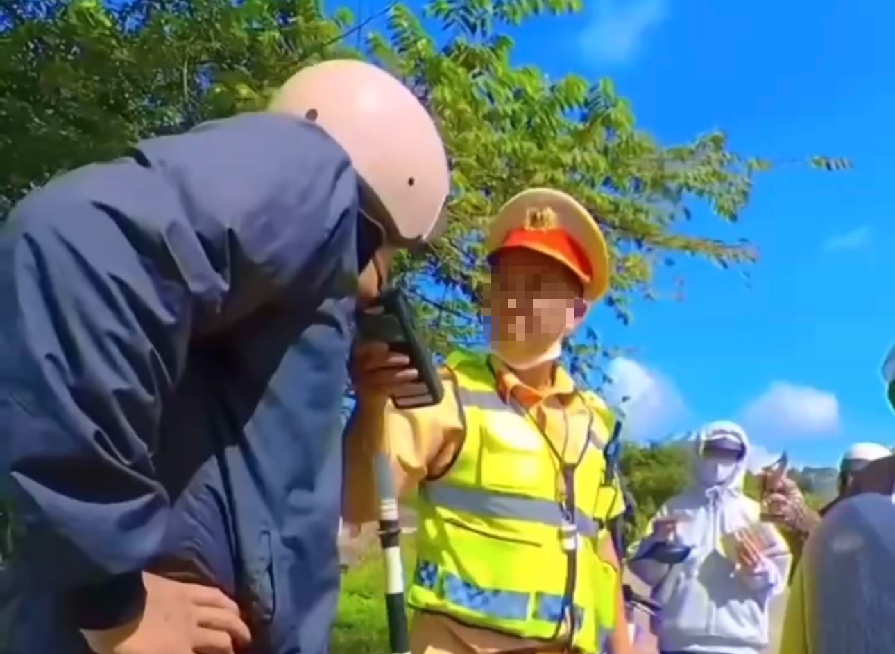 Đề nghị điều chuyển cán bộ cảnh sát giao thông nói dân 'mồm thối' - Ảnh 1.