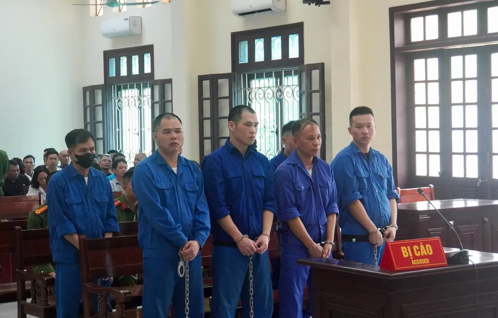 Các bị cáo tại phiên tòa. Ảnh: NS giang-ho-dat-cang-bui-duc-binh-lanh-an-sau-khi-no-sung-tai-ben-xe-1.JPG