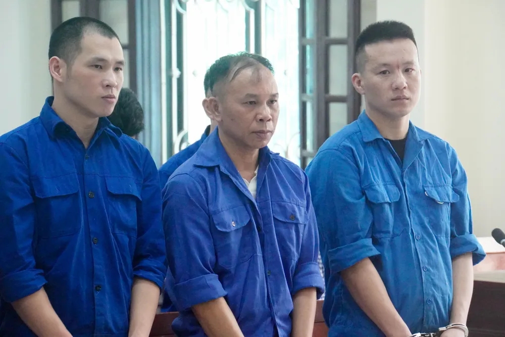Giang hồ đất Cảng Bùi Đức Bình (giữa) lãnh án 12 năm 6 tháng tù cho 2 tội danh Giết người và Hủy hoại tài sản. Ảnh: NS Giang hồ đất Cảng Bùi Đức Bình (giữa) lãnh án 12 năm 6 tháng tù cho 2 tội danh Giết người và Hủy hoại tài sản. Ảnh: NS