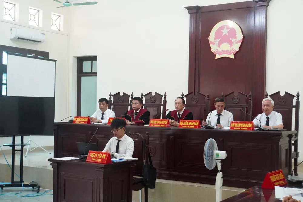 HĐXX vụ án. Ảnh: NS giang-ho-dat-cang-bui-duc-binh-lanh-an-sau-khi-no-sung-tai-ben-xe-3.JPG