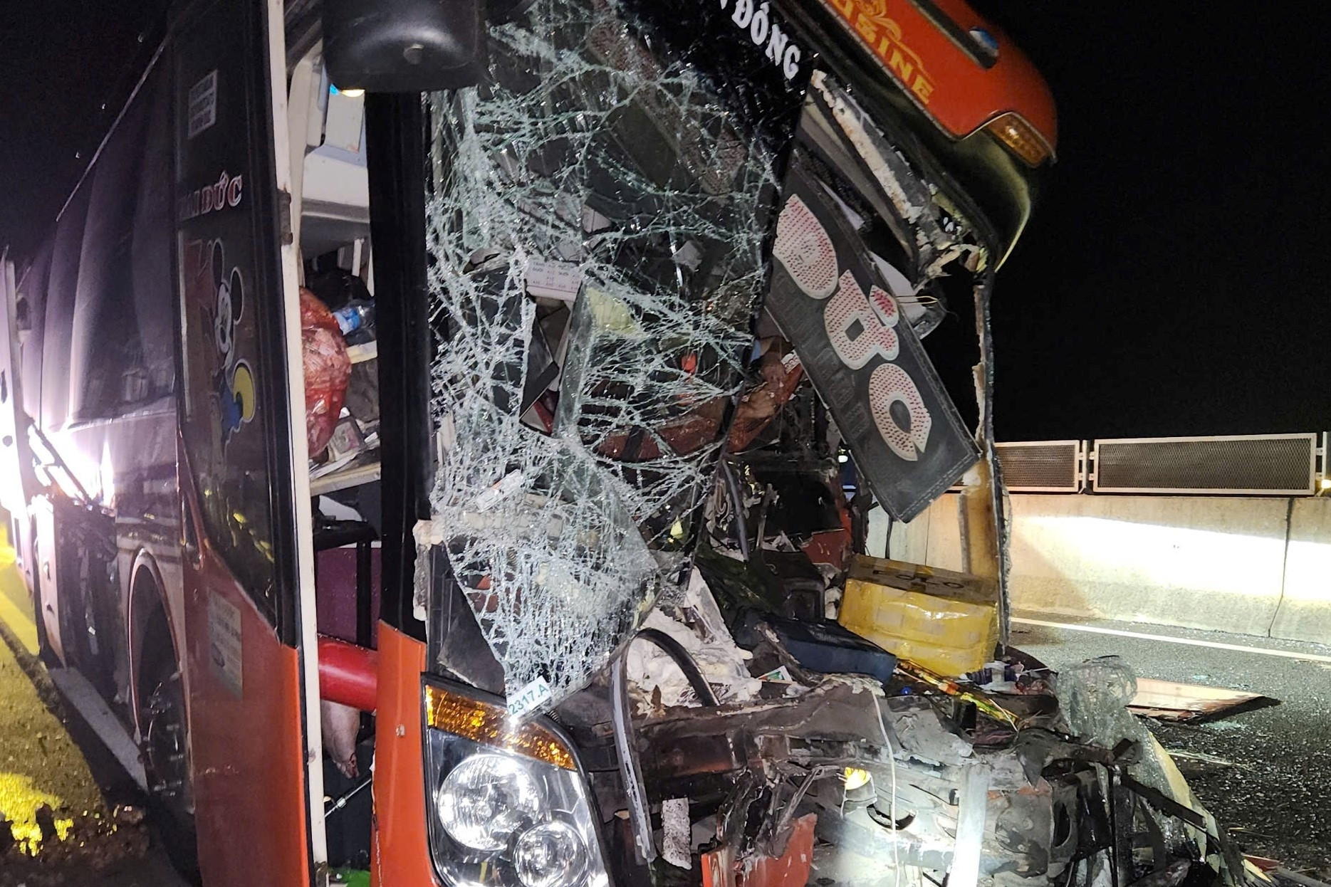 Cận cảnh xe khách nát bét sau khi tông ô tô tải đang dừng đỗ trên cao tốc, 11 người thương vong