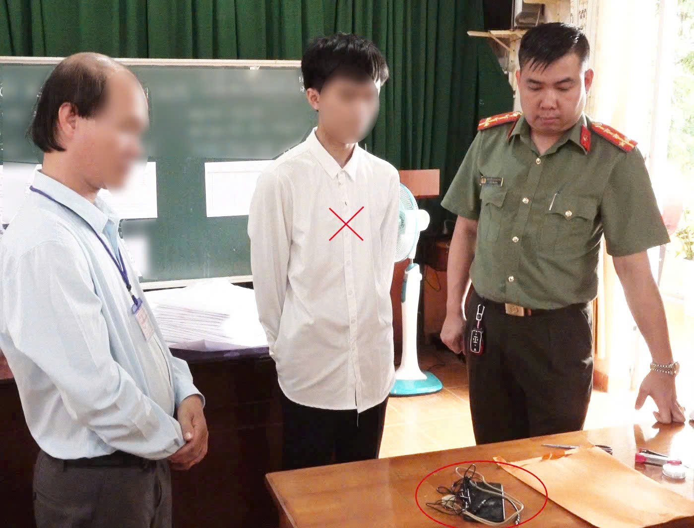 Cơ quan Công an xác minh hành vi dùng thiết bị điện tử gian lận trong môn Văn của thí sinh T.S. Ảnh: Công an Lâm Đồng