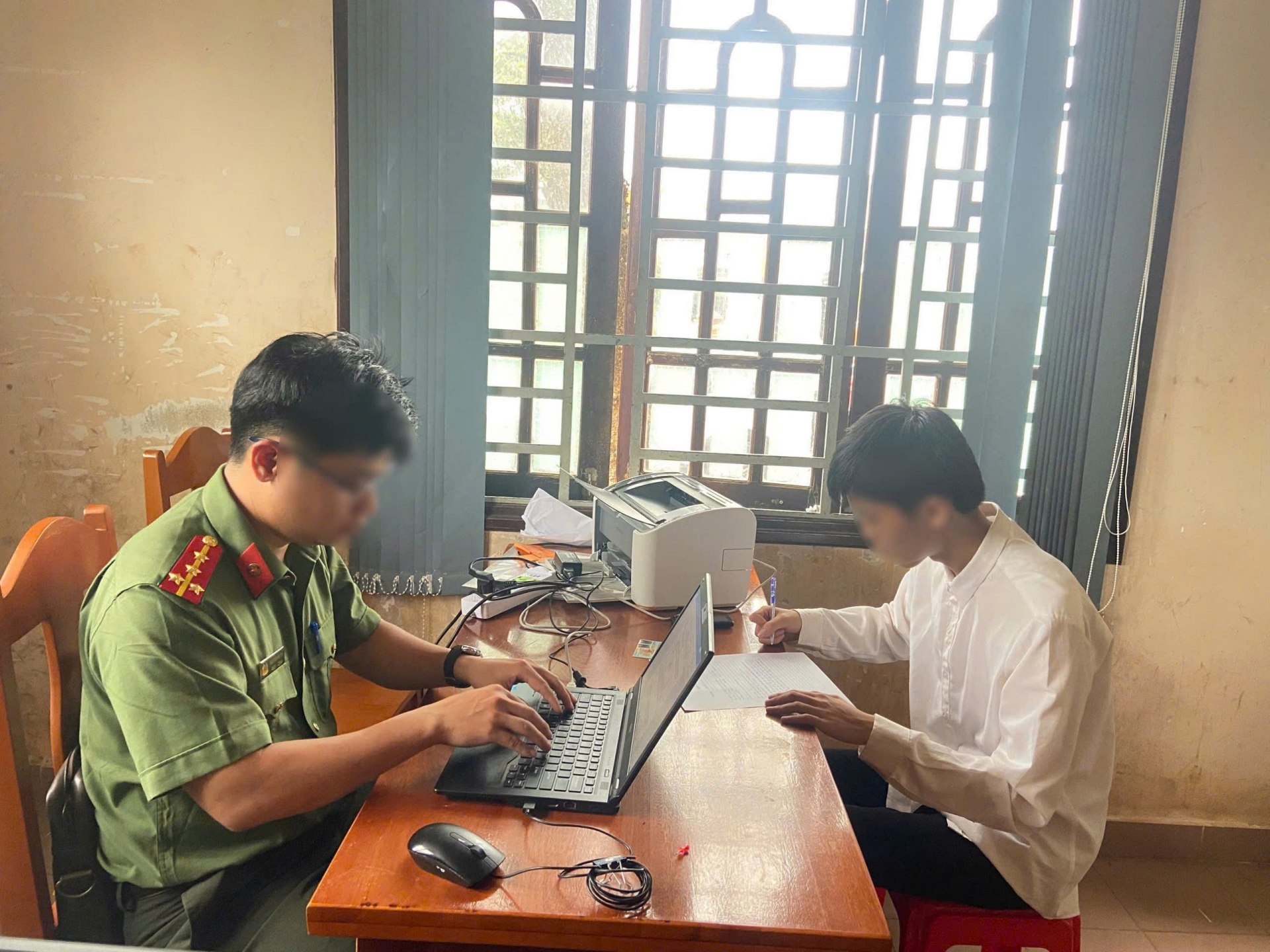 Cơ quan Công an làm việc với học sinh vi phạm