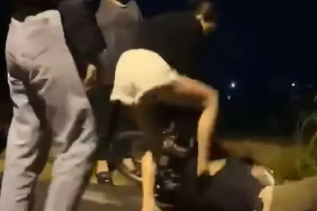 Cô gái bị đánh hội đồng, phát trực tiếp lên mạng xã hội: Phát hiện súng tại hiện trường ảnh 2