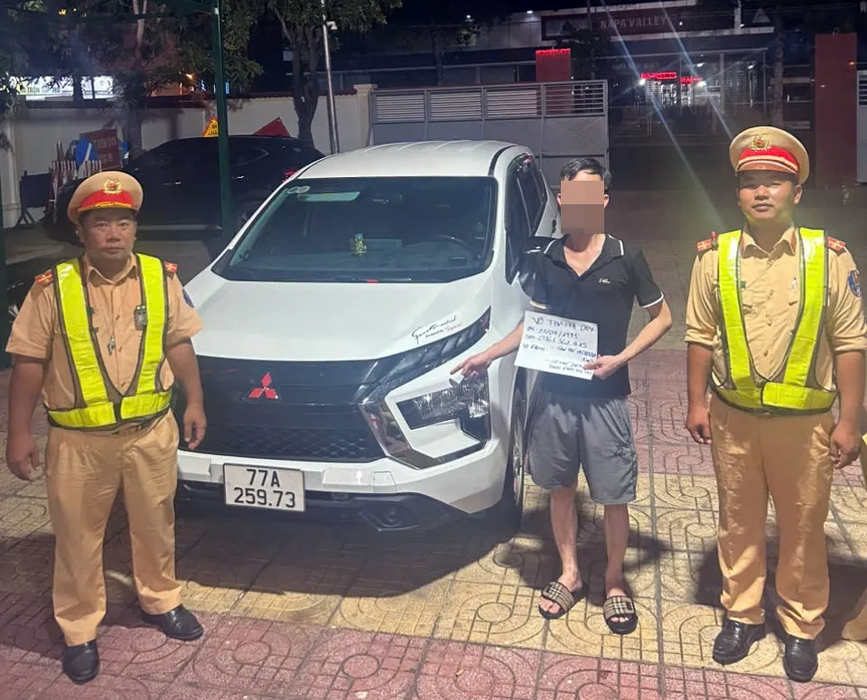 Lực lượng CSGT đã ngăn chặn kịp thời lái xe phê ma túy chạy với tốc độ cao trên QL1A. Phe-ma-tuy (1).jpg