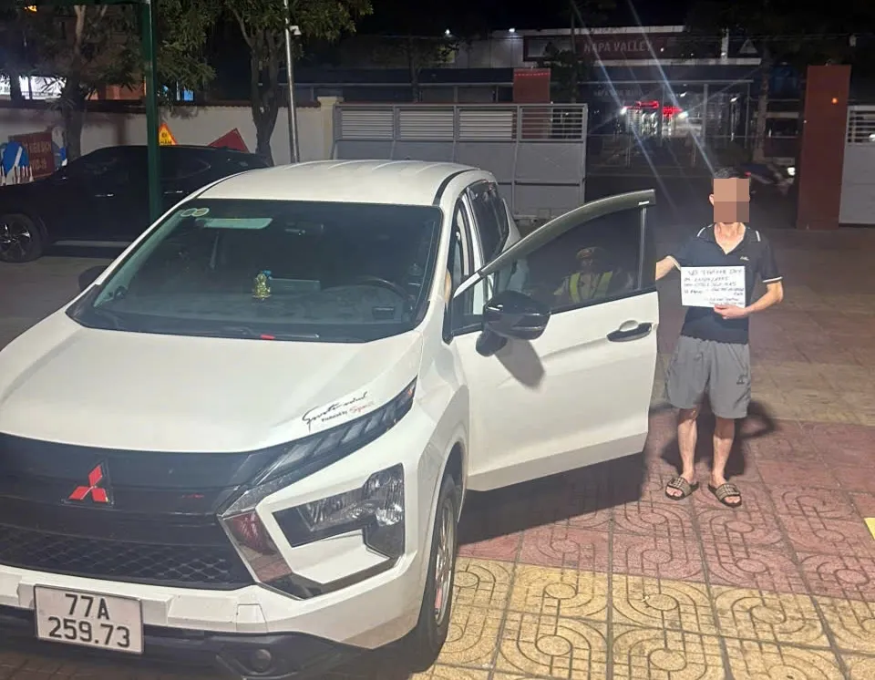 Lái xe VTD và chiếc xe thuê chạy quá tốc độ. Ảnh PĐ. phê ma túy