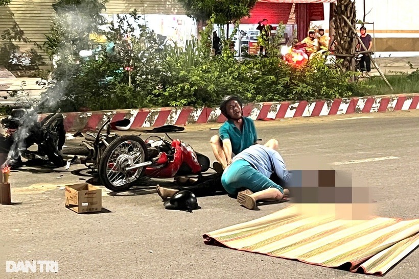Tai nạn giao thông ở Bình Dương, nam sinh tử vong: Xót xa cảnh cha mẹ ôm thi thể con trai gào khóc thảm thiết. Ảnh: Dân Trí