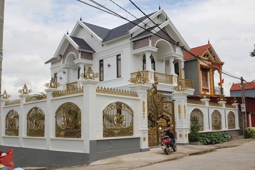 Căn nhà của một trong những đối tượng cầm đầu băng nhóm lừa đảo tại tỉnh Bắc Ninh. (Ảnh: Công an tỉnh Nghệ An)