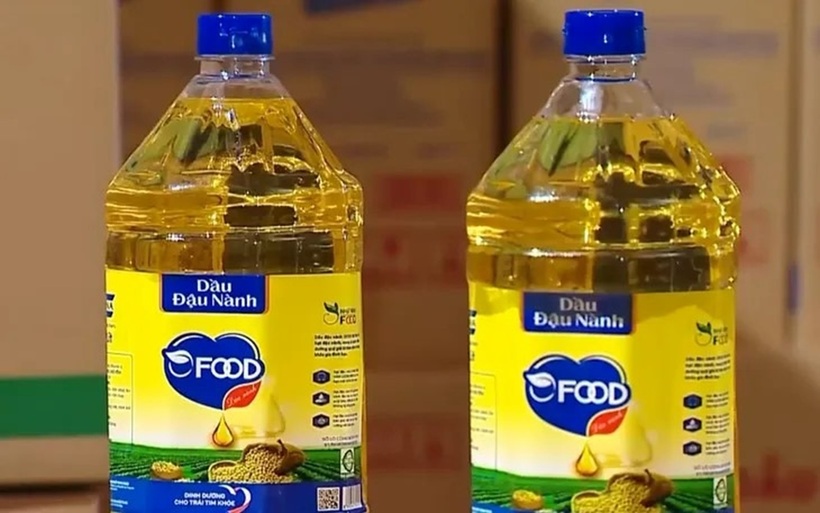 Dầu thực vật để làm thức ăn chăn nuôi được hô "biến" thành dầu ăn cho người. Ảnh: VTV