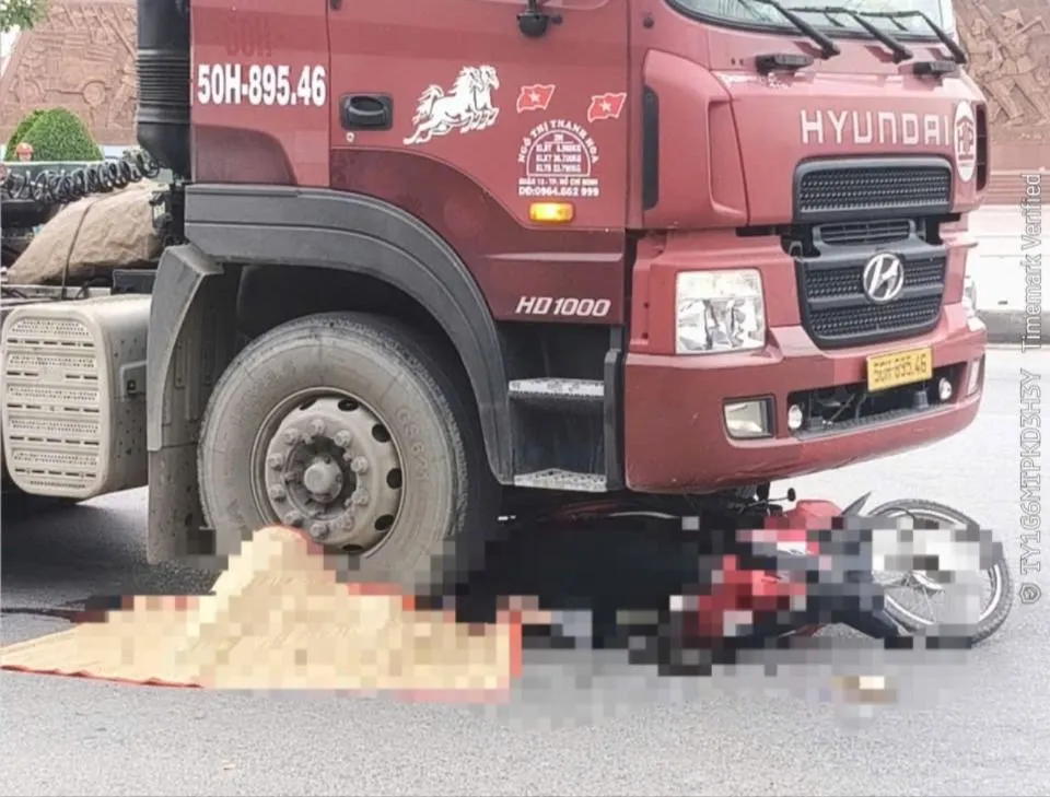 Hiện trường vụ tai nạn giữa xe đầu kéo và xe máy. Ảnh: CTV Xe đầu kéo.jpg